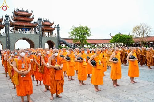 ภาพ No.46073:ประมวลภาพพิธีตักบาตรคณะสงฆ์เถรวาทนานาชาติ 500 รูป ณ วัดบาหว่าง จังหวัดกวางนิญ ประเทศเวียดนาม