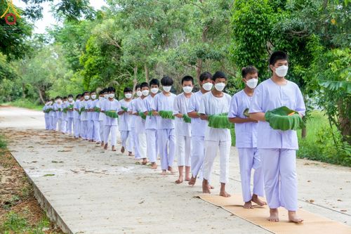 ภาพ No.43881:ประมวลภาพพิธีปลงผมธรรมทายาท โครงการบรรพชาสามเณรฟื้นฟูพระพุทธศาสนาทั่วไทย ณ ศูนย์อบรมเยาวชนนครปฐม