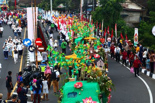 ภาพ No.46360:ประมวลภาพขบวนรถบุปผชาติ อัญเชิญน้ำและไฟศักดิ์สิทธิ์ ณ ประเทศอินโดนีเซีย