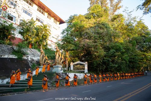 ภาพ No.39931:คณะพระภิกษุ - สามเณร วัดบ้านขุนกว่า ๓๐๐ รูป เดินธรรมยาตราฉลองแชมป์บาลี ๒๕๖๔