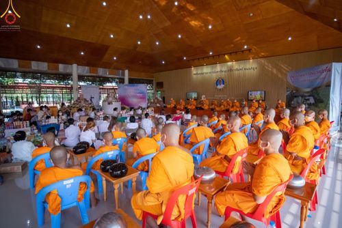 ภาพ No.45870:ประมวลภาพพิธีตักบาตรสรงน้ำพระ โครงการบรรพชาสามเณรฟื้นฟูพระพุทธศาสนาทั่วไทย ณ ศูนย์อบรมเยาวชนบางปะหัน