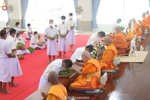 ภาพ No.39456:พิธีตัดปอยผม ปลงผม ขอขมารับผ้าไตรและพิธีบรรพชา ในโครงการอุปสมบท บูชาธรรมมหาปูชนียาจารย์ ประจำปี 2564  ชุดที่ 2