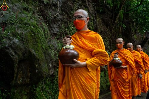 ภาพ No.46328:ประมวลภาพพิธีอัญเชิญน้ำศักดิ์สิทธิ์ จาก Umbul Jumprit Temanggung ไปยังวัดเมินดุต