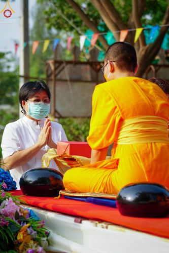 ภาพ No.45807:ประมวลภาพพิธีตักบาตรสามเณรใหม่ โครงการบรรพชาสามเณรฟื้นฟูพระพุทธศาสนาทั่วไทย ณ ศูนย์ปฏิบัติธรรมพระนครศรีอยุธยา