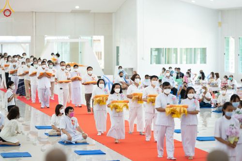 ภาพ No.45352:ประมวลภาพพิธีตักบาตรสามเณรใหม่ โครงการบรรพชาสามเณรฟื้นฟูพระพุทธศาสนาทั่วไทย ณ ศูนย์อบรมเยาวชนนครปฐม