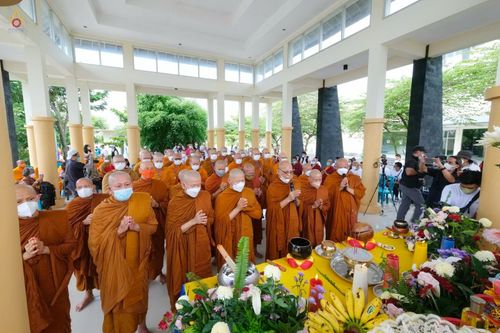 ภาพ No.46230:ประมวลภาพพิธีอัญเชิญไฟศักดิ์สิทธิ์ จากวัดเมินดุต ไปยังพระมหาเจดีย์บรมพุทโธ