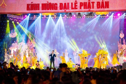 ภาพ No.46197:ประมวลภาพกิจกรรมเฉลิมฉลองวันวิสาขบูชานานาชาติ ณ วัดบ่าหว่าง ประเทศเวียดนาม