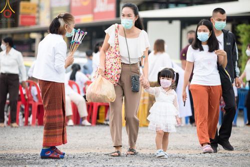 ภาพ No.49467:ประมวลภาพพิธีตักบาตรพระสงฆ์ 1,091 รูป เนื่องในวันแม่แห่งชาติ ณ ตลาดจัมโบ้ ชุดที่ 1