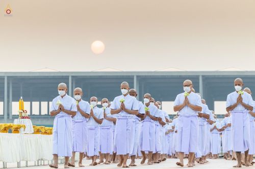 ภาพ No.44190:ประมวลภาพพิธีเวียนประทักษิณ, พิธีวันทาพระมหาธรรมกายเจดีย์ และพิธีขอขมารับผ้าไตร โครงการบวชภาคฤดูร้อน พ.ศ. 2565