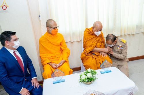 ภาพ No.47410:ประมวลภาพวัดพระธรรมกาย มูลนิธิธรรมกาย และคณะศิษยานุศิษย์ฯ รับมอบโล่เกียรติคุณผู้สนับสนุนการขับเคลื่อน “โครงการ Drive thru เจอ แจก จบ เพื่อชาวปทุมฯ”