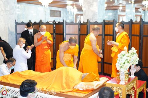 ภาพ No.40744:คณะสงฆ์วัดพระธรรมกาย ร่วมสรงน้ำสรีระสังขาร สมเด็จพระมหารัชมังคลาจารย์ (ช่วง วรปุญโญ