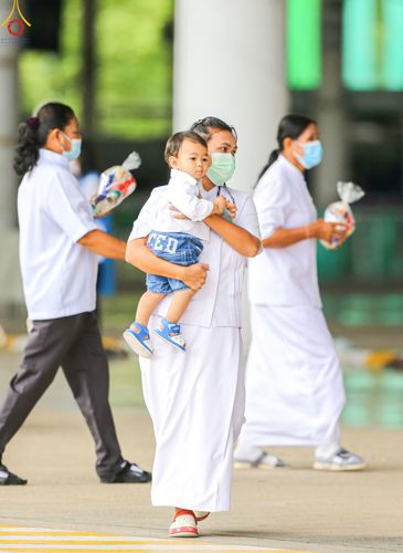 ภาพ No.52217:ประมวลภาพพิธีตักบาตรข้าวสารอาหารแห้ง (วันอาทิตย์ต้นเดือนตุลาคม) ณ บ้านแก้วเรือนทองคุณยายฯ วัดพระธรรมกาย