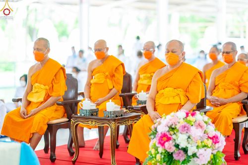 ภาพ No.47827:ประมวลภาพพิธีปิดแผ่นทองรูปเหมือนพระมงคลเทพมุนี (สด จนฺทสโร) พระผู้ปราบมาร และดวงแก้วธรรมชัย