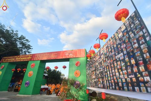 ภาพ No.43388: พิธีตักบาตรพระ 1,000 รูป ถวายเป็นพุทธบูชา ณ วัดห้วยตองสัก  จ.เชียงใหม่