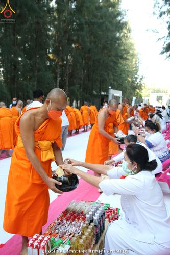 ภาพ No.41011:พิธีตัดปอยผม ปลงผม ขอขมารับผ้าไตรและพิธีบรรพชา ในโครงการอุปสมบท บูชาธรรมมหาปูชนียาจารย์ ประจำปี 2564 ชุดที่ 19