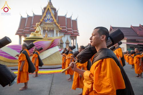 ภาพ No.297350:วันที่ 15 มกราคม พ.ศ.2569 พระธรรมยาตราปฏิบัติธรรมและถ่ายภาพหมู่ประวัติศาสตร์ อนุสรณ์สถานลำดับที่ 4 สถานที่เกิดด้วยกายธรรม  ณ วัดโบสถ์บน ต.บางคูเวียง จ.นนทบุรี ในโครงการธรรมยาตรา กตัญญูบูชา มหาปูชนียาจารย์ พระมงคลเทพมุนี(สด จนฺทสโร) พระผู้ปราบมาร อนุสรณ์ส