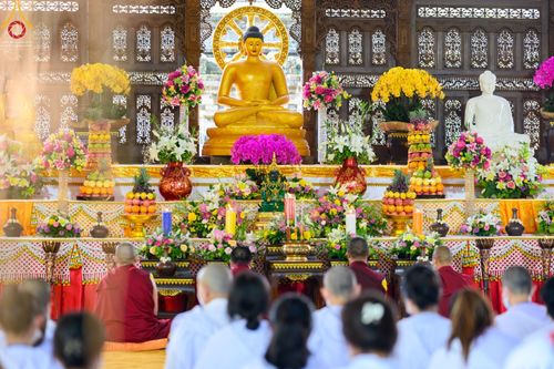 ภาพ No.46330:ประมวลภาพพิธีอัญเชิญน้ำศักดิ์สิทธิ์ จาก Umbul Jumprit Temanggung ไปยังวัดเมินดุต