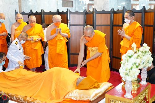 ภาพ No.40742:คณะสงฆ์วัดพระธรรมกาย ร่วมสรงน้ำสรีระสังขาร สมเด็จพระมหารัชมังคลาจารย์ (ช่วง วรปุญโญ