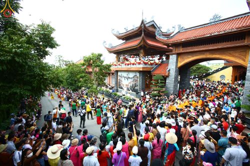 ภาพ No.46075:ประมวลภาพพิธีตักบาตรคณะสงฆ์เถรวาทนานาชาติ 500 รูป ณ วัดบาหว่าง จังหวัดกวางนิญ ประเทศเวียดนาม