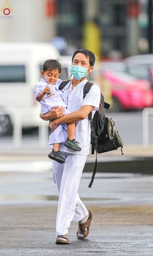 ภาพ No.52215:ประมวลภาพพิธีตักบาตรข้าวสารอาหารแห้ง (วันอาทิตย์ต้นเดือนตุลาคม) ณ บ้านแก้วเรือนทองคุณยายฯ วัดพระธรรมกาย