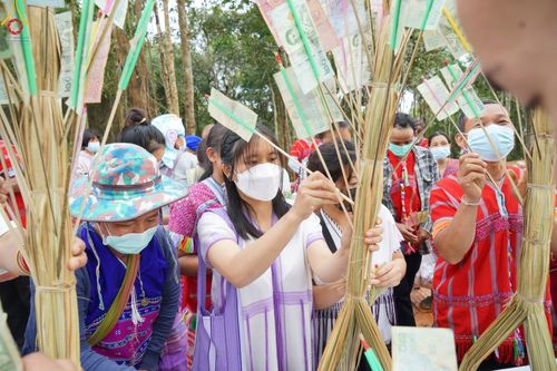 ภาพ No.50607:ประมวลภาพพิธีตักบาตร ณ วัดแม่แพ จ.แม่ฮ่องสอน เนื่องในวันธรรมชัย