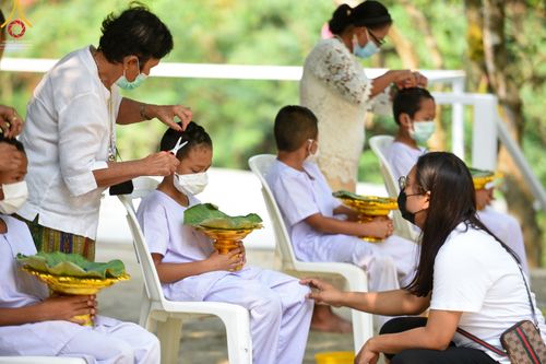 ภาพ No.44905:ประมวลภาพพิธีรรพชา โครงการบรรพชาสามเณรฟื้นฟูพระพุทธศาสนาทั่วไทย ณ ศูนย์อบรมเยาวชนบุญประสาน
