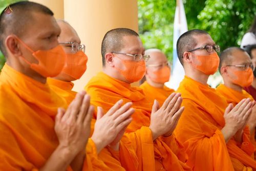 ภาพ No.46229:ประมวลภาพพิธีอัญเชิญไฟศักดิ์สิทธิ์ จากวัดเมินดุต ไปยังพระมหาเจดีย์บรมพุทโธ