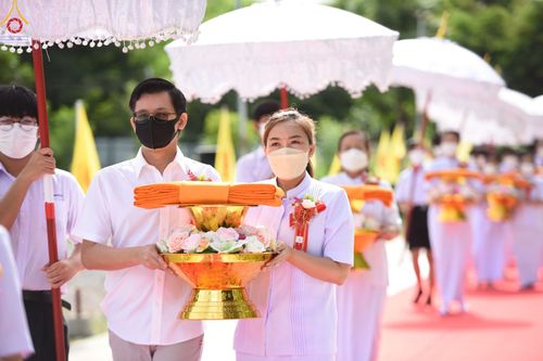 ภาพ No.51904:พิธีทอดผ้าป่าต่อเติมส่วนขยายหอฉันคุณยาย และเปิดป้ายคุณยายอาจารย์มหารัตนอุบาสิกาจันทร์ ขนนกยูง ณ ศูนย์ปฎิบัติธรรมสระบุรี