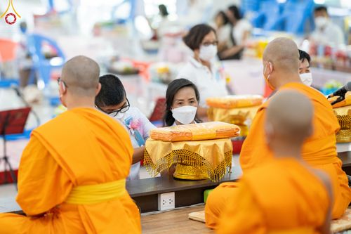 ภาพ No.45350:ประมวลภาพพิธีตักบาตรสามเณรใหม่ โครงการบรรพชาสามเณรฟื้นฟูพระพุทธศาสนาทั่วไทย ณ ศูนย์อบรมเยาวชนนครปฐม