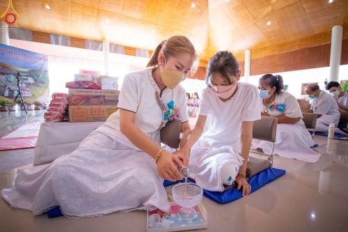 ภาพ No.45868:ประมวลภาพพิธีตักบาตรสรงน้ำพระ โครงการบรรพชาสามเณรฟื้นฟูพระพุทธศาสนาทั่วไทย ณ ศูนย์อบรมเยาวชนบางปะหัน