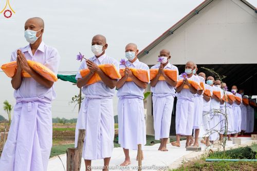 ภาพ No.39458:พิธีตัดปอยผม ปลงผม ขอขมารับผ้าไตรและพิธีบรรพชา ในโครงการอุปสมบท บูชาธรรมมหาปูชนียาจารย์ ประจำปี 2564  ชุดที่ 2
