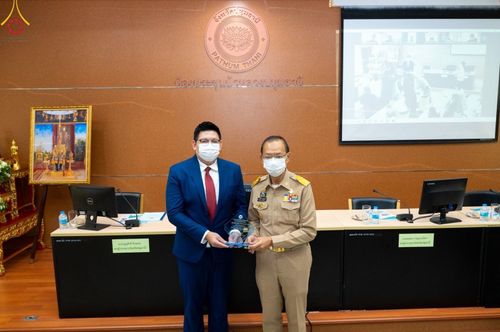 ภาพ No.47414:ประมวลภาพวัดพระธรรมกาย มูลนิธิธรรมกาย และคณะศิษยานุศิษย์ฯ รับมอบโล่เกียรติคุณผู้สนับสนุนการขับเคลื่อน “โครงการ Drive thru เจอ แจก จบ เพื่อชาวปทุมฯ”