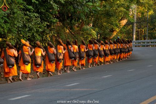 ภาพ No.39933:คณะพระภิกษุ - สามเณร วัดบ้านขุนกว่า ๓๐๐ รูป เดินธรรมยาตราฉลองแชมป์บาลี ๒๕๖๔