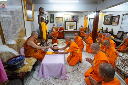 ภาพ No.48413:ประมวลภาพคณะสงฆ์วัดพระธรรมกาย ทำวัตรพระผู้ใหญ่ ในเทศกาลเข้าพรรษา พุทธศักราช 2565