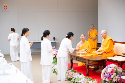 ภาพ No.324792:วันอังคารที่ 21 เมษายน พ.ศ.2569  หลวงพ่อทัตตชีโว รองเจ้าอาวาสวัดพระธรรมกาย ถวายการต้อนรับและปฏิสันถารคณะสงฆ์จากประเทศเวียดนาม