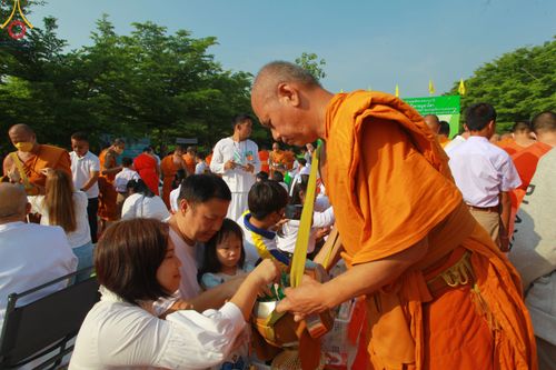 ภาพ No.81370:พิธีตักบาตรพระ ๑,๐๒๘ รูป ถวายเป็นพุทธบูชา เนื่องในสัปดาห์วิสาขบูชาโลก  ช่วยคณะสงฆ์ ๓๒๓ วัด ๔ จังหวัดชายแดนใต้ วันอาทิตย์ที่ ๒๘ พฤษภาคม พ.ศ.๒๕๖๖ ณ ศูนย์ปฎิบัติธรรมดอยหล่อ อำเภอดอยหล่อ จังหวัดเชียงใหม่