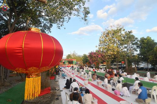 ภาพ No.43390: พิธีตักบาตรพระ 1,000 รูป ถวายเป็นพุทธบูชา ณ วัดห้วยตองสัก  จ.เชียงใหม่