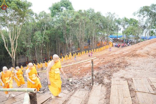 ภาพ No.50608:ประมวลภาพพิธีตักบาตร ณ วัดแม่แพ จ.แม่ฮ่องสอน เนื่องในวันธรรมชัย