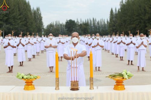 ภาพ No.40847:พิธีตัดปอยผม ปลงผม ขอขมารับผ้าไตรและพิธีบรรพชา ในโครงการอุปสมบท บูชาธรรมมหาปูชนียาจารย์ ประจำปี 2564 ชุดที่ 17