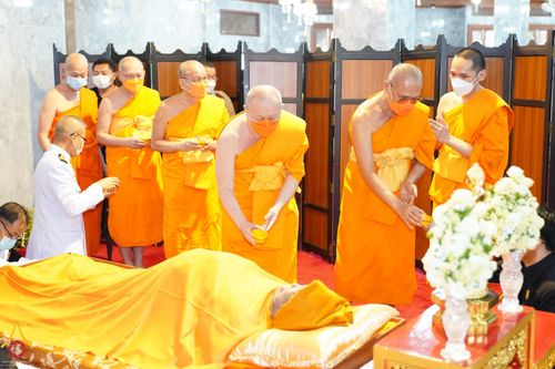 ภาพ No.40741:คณะสงฆ์วัดพระธรรมกาย ร่วมสรงน้ำสรีระสังขาร สมเด็จพระมหารัชมังคลาจารย์ (ช่วง วรปุญโญ