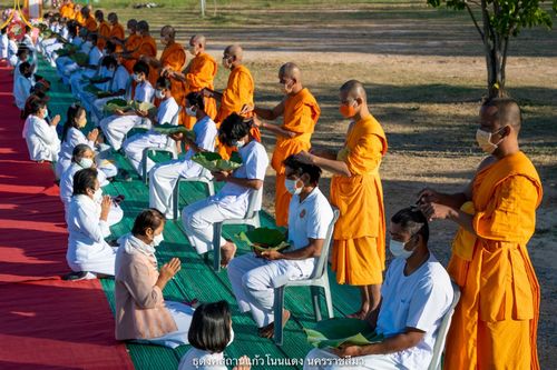 ภาพ No.40249:พิธีตัดปอยผม ปลงผม ขอขมารับผ้าไตรและพิธีบรรพชา ในโครงการอุปสมบท บูชาธรรมมหาปูชนียาจารย์ ประจำปี 2564 ชุดที่ 11