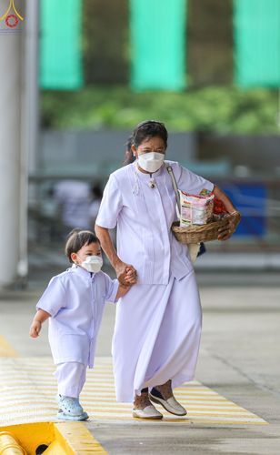 ภาพ No.52216:ประมวลภาพพิธีตักบาตรข้าวสารอาหารแห้ง (วันอาทิตย์ต้นเดือนตุลาคม) ณ บ้านแก้วเรือนทองคุณยายฯ วัดพระธรรมกาย