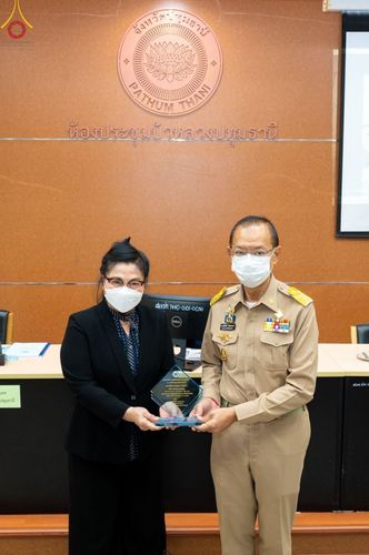 ภาพ No.47418:ประมวลภาพวัดพระธรรมกาย มูลนิธิธรรมกาย และคณะศิษยานุศิษย์ฯ รับมอบโล่เกียรติคุณผู้สนับสนุนการขับเคลื่อน “โครงการ Drive thru เจอ แจก จบ เพื่อชาวปทุมฯ”