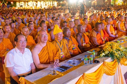 ภาพ No.46195:ประมวลภาพกิจกรรมเฉลิมฉลองวันวิสาขบูชานานาชาติ ณ วัดบ่าหว่าง ประเทศเวียดนาม