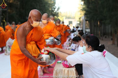 ภาพ No.41013:พิธีตัดปอยผม ปลงผม ขอขมารับผ้าไตรและพิธีบรรพชา ในโครงการอุปสมบท บูชาธรรมมหาปูชนียาจารย์ ประจำปี 2564 ชุดที่ 19