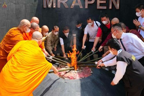 ภาพ No.46231:ประมวลภาพพิธีอัญเชิญไฟศักดิ์สิทธิ์ จากวัดเมินดุต ไปยังพระมหาเจดีย์บรมพุทโธ