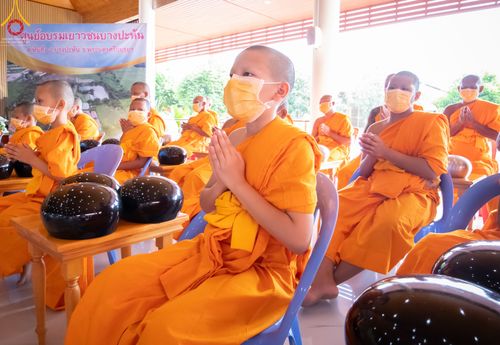 ภาพ No.45871:ประมวลภาพพิธีตักบาตรสรงน้ำพระ โครงการบรรพชาสามเณรฟื้นฟูพระพุทธศาสนาทั่วไทย ณ ศูนย์อบรมเยาวชนบางปะหัน