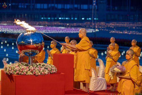ภาพ No.38703:พิธีจุดประทีปถวายเป็นพุทธบูชา และพิธีลอยกระทงธรรม เนื่องในวันลอยกระทง ณ วัดพระธรรมกาย