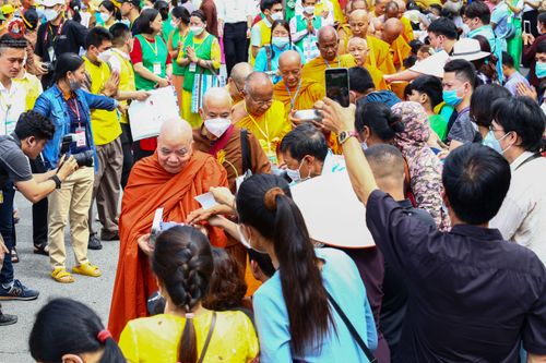 ภาพ No.46076:ประมวลภาพพิธีตักบาตรคณะสงฆ์เถรวาทนานาชาติ 500 รูป ณ วัดบาหว่าง จังหวัดกวางนิญ ประเทศเวียดนาม