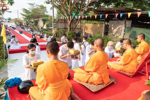 ภาพ No.45802:ประมวลภาพพิธีตักบาตรสามเณรใหม่ โครงการบรรพชาสามเณรฟื้นฟูพระพุทธศาสนาทั่วไทย ณ ศูนย์ปฏิบัติธรรมพระนครศรีอยุธยา